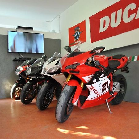 Italian Piston House Sport Moto Rent Acomodação com café da manhã Millesimo Exterior foto